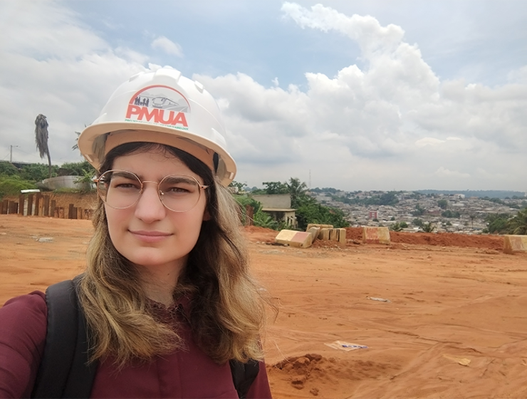 Un étudiante sur chantier en Côte d'Ivoire