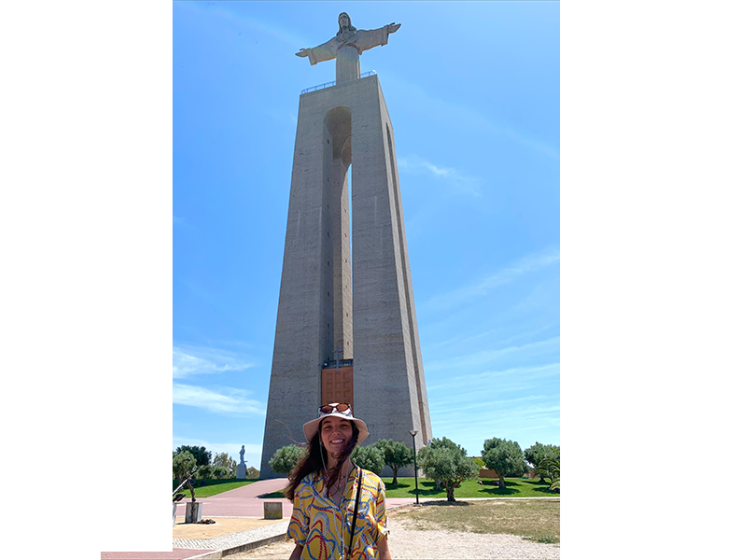Une étudiante devant un monument