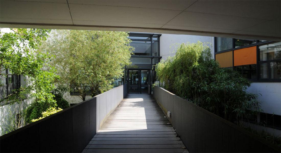 Passerelle de l'entrée secondaire du bâtiment de l'ENTPE