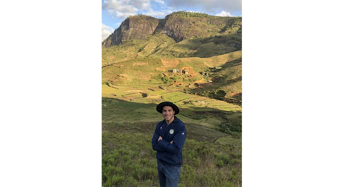 Un homme devant une colline