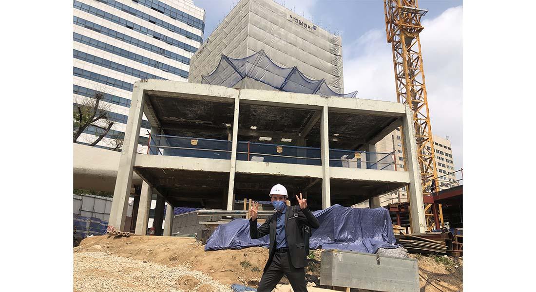 Homme devant un bâtiment en construction