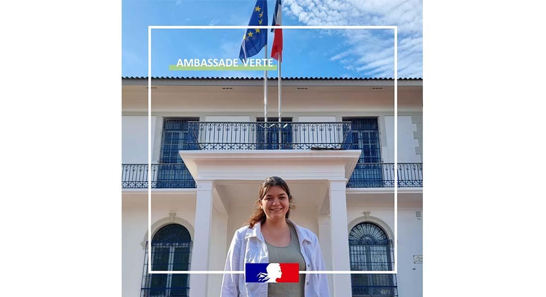 Femme devant un bâtiment