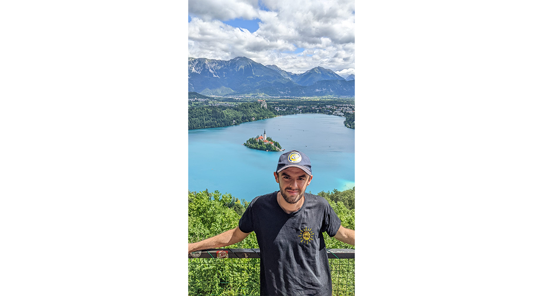 Un étudiant devant le lac de bled en Slovénie 