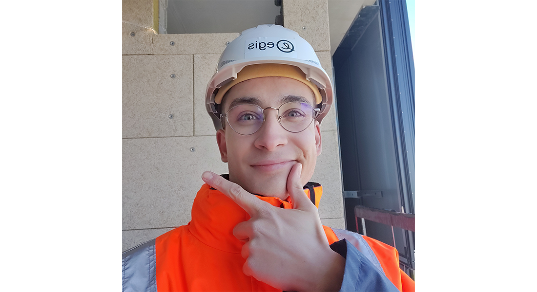 Un étudiant en tenue de chantier à Lyon