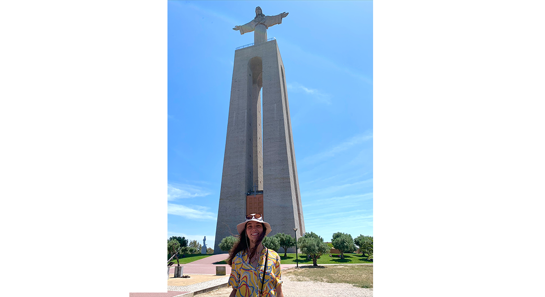 Une étudiante devant un monument