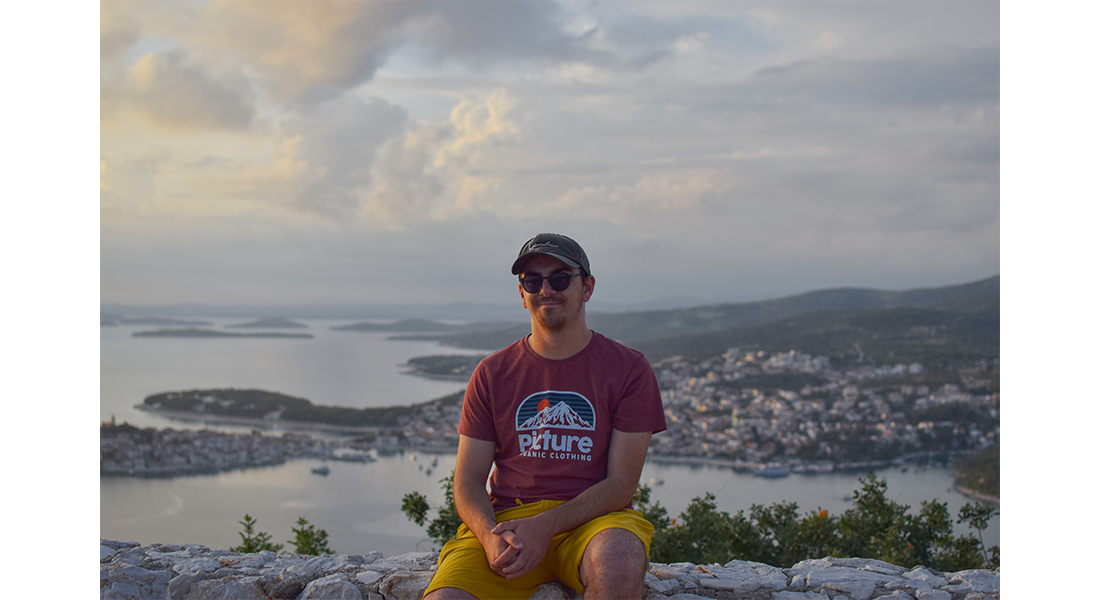 Un étudiant en randonnée dans le parc national des lacs de Plitvič, Zagreb, Croatie