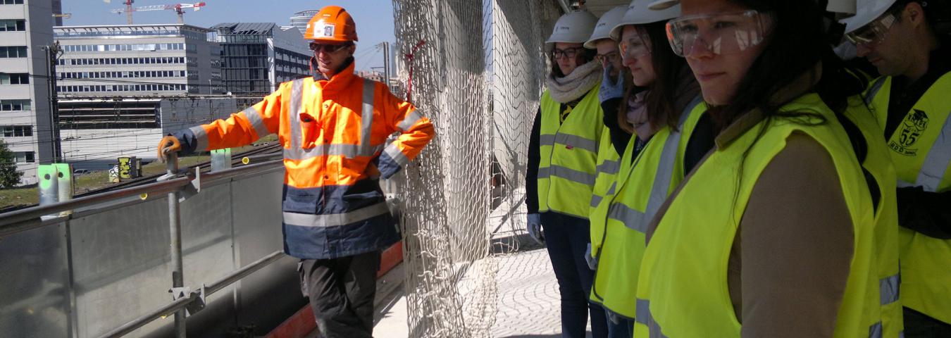 Etudiants sur chantier