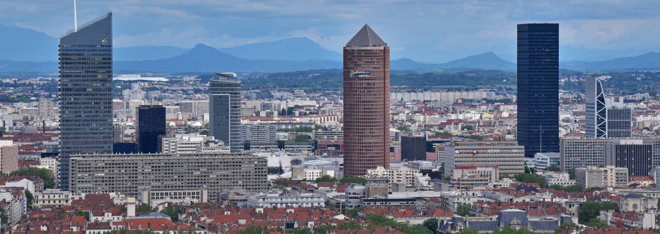 Skyline (ligne d'horizon) des tours du quartier de la Part-Dieu, avec de gauche à droite : les tours Incity, Swiss life, Oxygène, Part-Dieu, To-Lyon et Silex 2