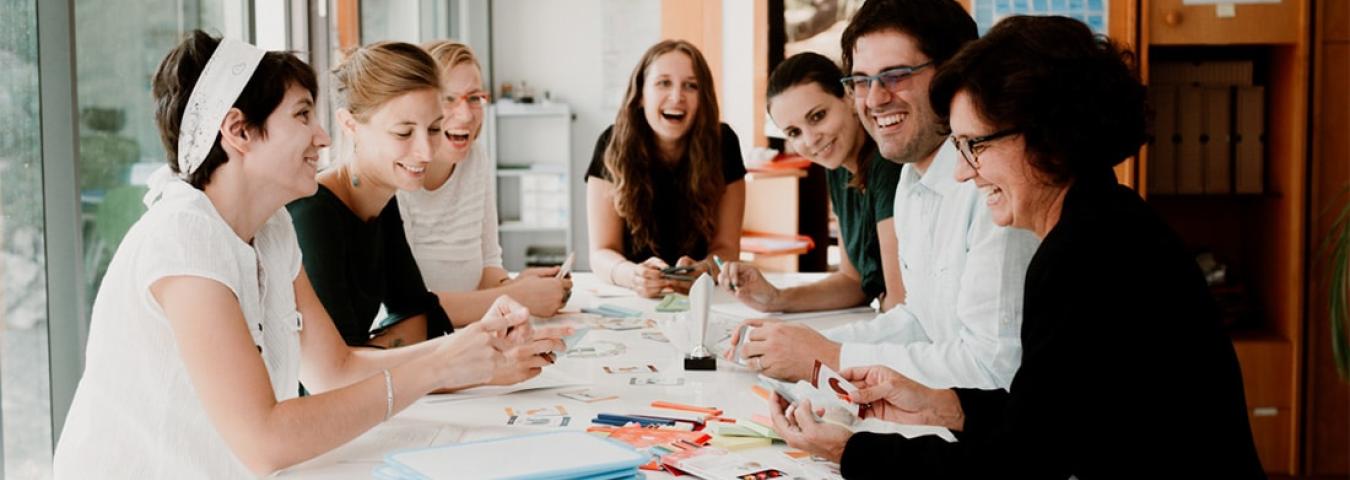 équipe de travail autour d'une table