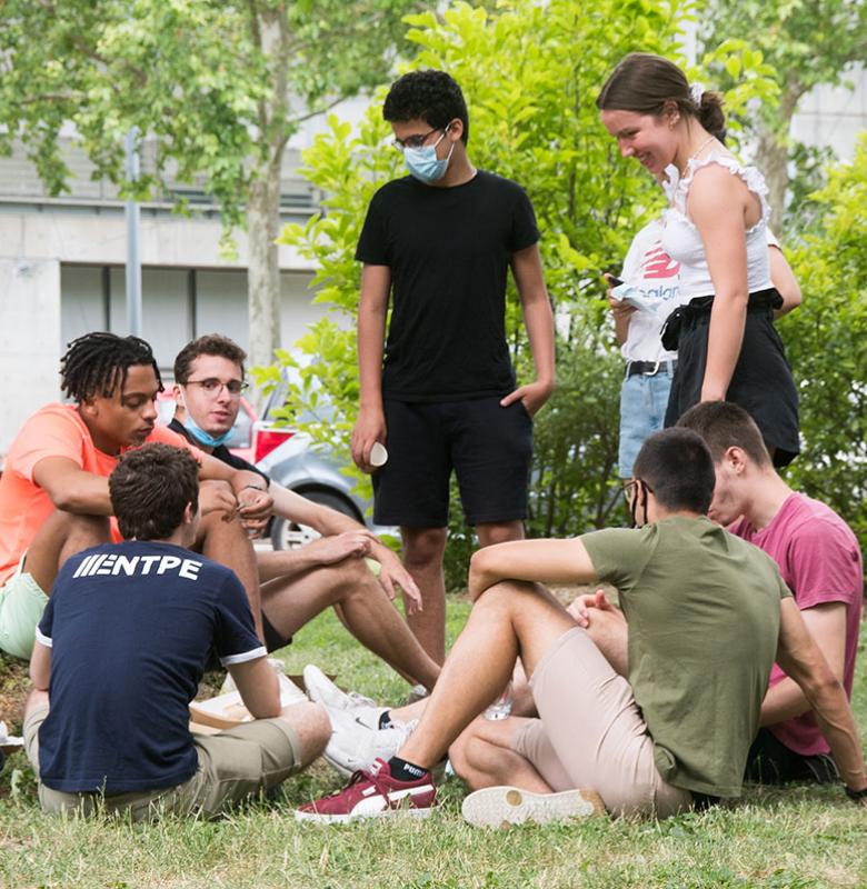 élèves sur le campus de l'ENTPE